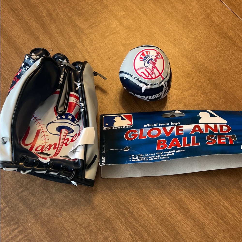 New York Yankees Glove and Ball Set